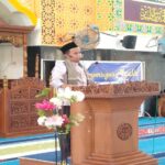 Ket : Ustadz Agus Salim, S.Ag menyampaikan hal-hal terkait dengan kelahiran Nabi Muhammad Saw Kepada Jama'ah Masjid Al-Mubarak (foto/Indra)