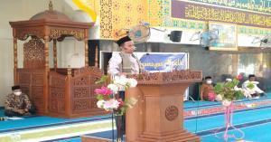 Ket : Ustadz Agus Salim, S.Ag menyampaikan hal-hal terkait dengan kelahiran Nabi Muhammad Saw Kepada Jama'ah Masjid Al-Mubarak (foto/Indra)