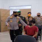 Ket : Kapolda Riau serta Kasrem 031/WB berkesempatan meninjau secara langsung pelaksanaan vaksinasi didampingi para Alumni Akabri tahun 1999 (foto/istimewa)