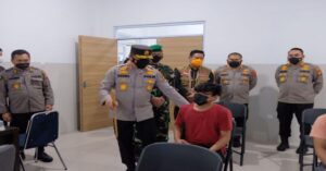 Ket : Kapolda Riau serta Kasrem 031/WB berkesempatan meninjau secara langsung pelaksanaan vaksinasi didampingi para Alumni Akabri tahun 1999 (foto/istimewa)
