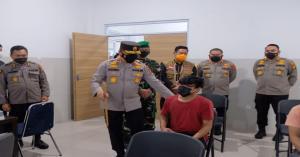 Ket : Kapolda Riau serta Kasrem 031/WB berkesempatan meninjau secara langsung pelaksanaan vaksinasi didampingi para Alumni Akabri tahun 1999 (foto/istimewa)