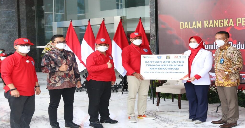 Seribu Bingkisan Diserahkan Untuk Pasien Wisma Atlet dalam Giat Kumham Peduli, Kumham Berbagi dan Empati Kumham