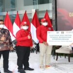 Ket : Secara simbolis Wakil Menteri Hukum dan HAM didampingi Sekjen serta Staf Ahli Bidang Ekonomi menyerahkan bantuan berupa APD kepada Ketua Perhimpunan Tenaga Kesehatan (foto/istimewa).