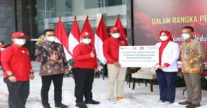 Ket : Secara simbolis Wakil Menteri Hukum dan HAM didampingi Sekjen serta Staf Ahli Bidang Ekonomi menyerahkan bantuan berupa APD kepada Ketua Perhimpunan Tenaga Kesehatan (foto/istimewa).