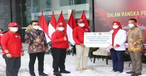 Ket : Secara simbolis Wakil Menteri Hukum dan HAM didampingi Sekjen serta Staf Ahli Bidang Ekonomi menyerahkan bantuan berupa APD kepada Ketua Perhimpunan Tenaga Kesehatan (foto/istimewa).