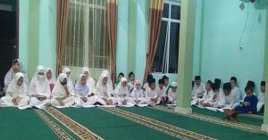 Ket : Acara Maulid Nabi Muhammad SAW di isi dangan lantunan sholawat Rasulullah Shalallaahu Alaihi Wassalaam (foto/Indra)