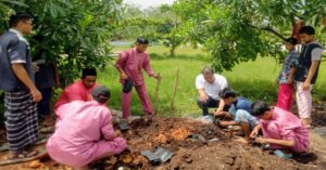 Ketua Komisi I DPRD Bengkalis Zuandi.S.Pi menanam Porang bersama anak-anak Panti Asuhan Alfajar (Foto/Istimewa).
