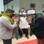 Kapolda Riau di sambut pimpinan Ponpes Hidayatul Salafiyah Desa Utama Karya, dalam rangka Peringatan Hari Santri Nasional (foto/istimewa)