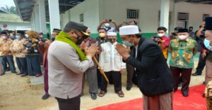 Kapolda Riau di sambut pimpinan Ponpes Hidayatul Salafiyah Desa Utama Karya, dalam rangka Peringatan Hari Santri Nasional (foto/istimewa)