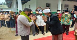 Kapolda Riau di sambut pimpinan Ponpes Hidayatul Salafiyah Desa Utama Karya, dalam rangka Peringatan Hari Santri Nasional (foto/istimewa)