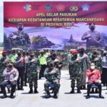 Panglima TNI Marsekal Hadi Tjahjanto dan Kapolri Jenderal Listyo Sigit Prabowon foto bersama dangan Satuan Tugas Penanganan Covid-19 (foto/istimewa)
