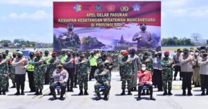 Panglima TNI Marsekal Hadi Tjahjanto dan Kapolri Jenderal Listyo Sigit Prabowon foto bersama dangan Satuan Tugas Penanganan Covid-19 (foto/istimewa)