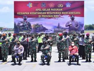 Panglima TNI Marsekal Hadi Tjahjanto dan Kapolri Jenderal Listyo Sigit Prabowon foto bersama dangan Satuan Tugas Penanganan Covid-19 (foto/istimewa)