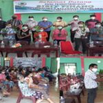 Ket : Aparat Desa Maliwa'a Dan Masyarakat Yang Menerima Bibit Pinang Batara (foto/Frisman Sandroto)