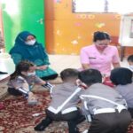 Ket : Ibu Bhayangkari Daerah Riau dan Ibu Ketua Bhayangkari Cabang Bengkalis Ny. Dina Hendra beri motivasi kepada anak-anak di TK Kemala Bhayangkari 8 Bengkalis (foto/Istimewa).