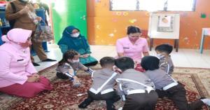 Ket : Ibu Bhayangkari Daerah Riau dan Ibu Ketua Bhayangkari Cabang Bengkalis Ny. Dina Hendra beri motivasi kepada anak-anak di TK Kemala Bhayangkari 8 Bengkalis (foto/Istimewa).