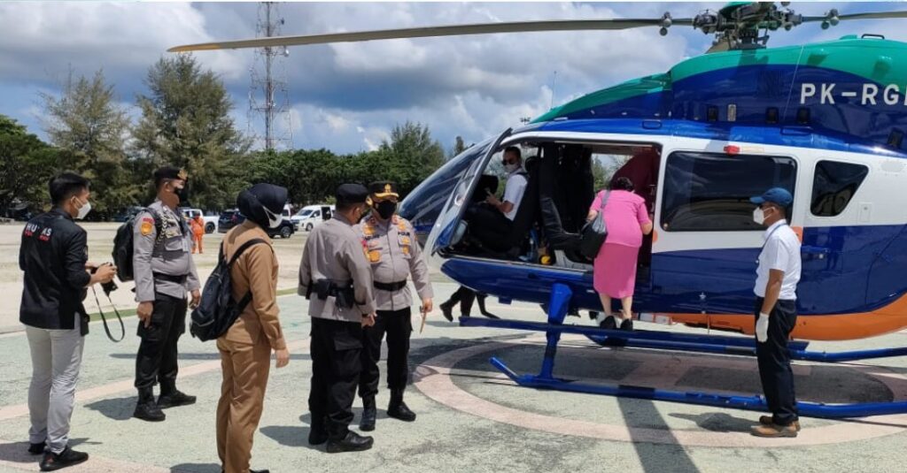 Kapolda Bersama Ibu Ketua Bhayangkari Riau Take Off dari Lapangan Hellypad Pasir Andem Dewi Bengkalis