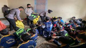 38 Orang Perwira Alumni SIP ke-50 bagikan tas dan peralatan sekolah kepada anak-anak di Yayasan AL-Hidayah Pekanbaru (foto/istimewa)