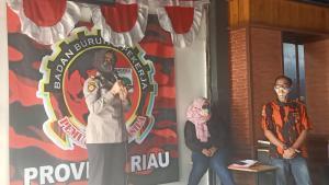 Ket foto : Wakapolsek Nur, S beri himbauan kepada warga yang di vaksinasi agar tetap ikuti Prokes