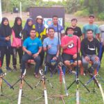 Keterangan : Ketua KONI Bengkalis Darma Firdaus dan 3 pengurus foto bersama coach dan atlet Pengcab Perpani Bengkalis, Kamis (14/10/2021) petang.(foto/istimewa)