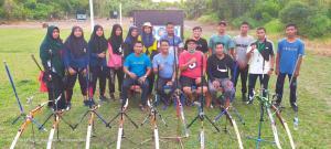 Keterangan : Ketua KONI Bengkalis Darma Firdaus dan 3 pengurus foto bersama coach dan atlet Pengcab Perpani Bengkalis, Kamis (14/10/2021) petang.(foto/istimewa)