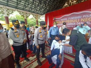 Ket : Kapolda Riau beserta rombongan melakukan kunjungan ke kabupaten Siak sekaligus tinjau pelaksanaan Vaksinasi (foto/istimewa)