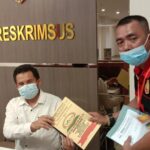 Ket : Ketua DPD LSM Gerak Indonesia serahkan laporkan ke Ditreskrimsus Polda Riau (foto/Istimewa
