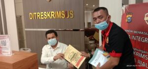 Ket : Ketua DPD LSM Gerak Indonesia serahkan laporkan ke Ditreskrimsus Polda Riau (foto/Istimewa