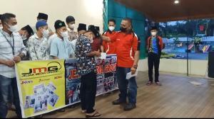 Ket : Serahkan santunan kepada anak yatim piatu Aisyiyah Padang Panjang (foto/istimewa).