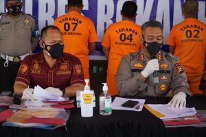 Ket : Tiga pelaku OTT saat press release di Mapolres Rohul (foto/istimewa)