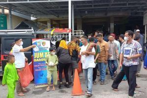 Bagikan 500 Nasi Bungku berasal dari segenap personel Reskrimum Polda Riau (foto istimewa)