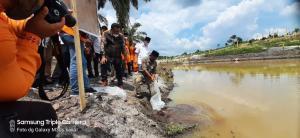 Penaburan Sejuta Bibit Ikan Oleh Ketua Umum DPP Santri Indonesia, T.Rusli Ahmad (foto/KEND ZAI).