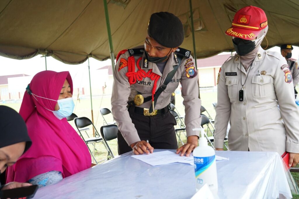 Kampus Polri Peduli’ SPN Polda Riau Gelar Vaksinasi dan Berikan Sembako Kepada Masyarakat di Kampar