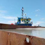 Ket : Aktivitas Kapal pengerukan pasir di lakukan oleh PT. Logo Mas Utama (foto/Istimewa)