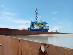 Ket : Aktivitas Kapal pengerukan pasir di lakukan oleh PT. Logo Mas Utama (foto/Istimewa)