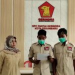 Ket : Tim Gardu Prabowo Provinsi Riau Menyerahkan Surat Peryataan Sikap di Kantor DPC Gerinda Kota Pekanbaru (Foto/Istimewa).