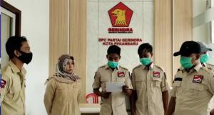 Ket : Tim Gardu Prabowo Provinsi Riau Menyerahkan Surat Peryataan Sikap di Kantor DPC Gerinda Kota Pekanbaru (Foto/Istimewa).