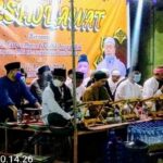 Ket : Bantan Tua Bersholawat bersama Abah Guru Ahmad Fadlil Inayatullah beserta rombongan di Halaman Masjid Baiturrohman (foto/Leni)