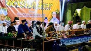 Ket : Bantan Tua Bersholawat bersama Abah Guru Ahmad Fadlil Inayatullah beserta rombongan di Halaman Masjid Baiturrohman (foto/Leni)