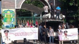 Ket : AMPR lakukan aksi depan Gedung Kejaksaan Agung Republik Indonesia (foto/istimewa).