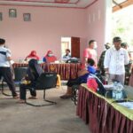 Ket : Tinjau warga yang menjalani Vaksinasi di Gedung Pelatihan Aula Kantor Desa Kelemantan