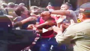 Ket : Oknum Satpol PP Saat Melakukan Dugaan Pemukulan Terhadap Pedagang Pasar Agus Salim (Foto : Garda45.com).