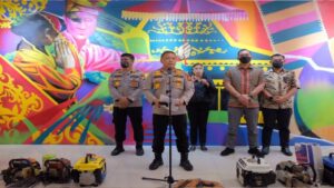 Ket Foto : Kapolda didampingi Kabid Humas Polda Riau ungkap barang bukti untuk aktifitas ilegal Logging (Sumber foto : Kasub Bag Humas Polres Bengkalis).