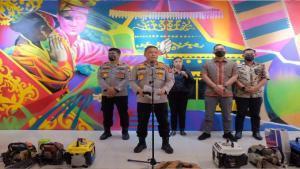 Ket Foto : Kapolda didampingi Kabid Humas Polda Riau ungkap barang bukti untuk aktifitas ilegal Logging (Sumber foto : Kasub Bag Humas Polres Bengkalis).