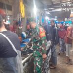 Ket foto : Sertu Agung dan Praka Alif Alfindo bersama Tim lakukan kegiatan tinjau penerapan 3 M di Pasar Sartika Duri (foto/Dew)