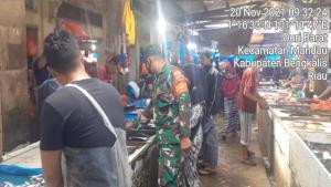 Ket foto : Sertu Agung dan Praka Alif Alfindo bersama Tim lakukan kegiatan tinjau penerapan 3 M di Pasar Sartika Duri (foto/Dew)