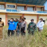 Foto : Ketua DPD KNPI Kabupaten Bengkalis Iwan Saputra didampingi Camat Siak Kecil H. Daswan, Kapolsek Siak Kecil Ipda Alfan Nisfu Romadhoni, Upika Siak Kecil dan tokoh pemuda saat memantau kondisi stadion utama siak kecil beberapa waktu lalu