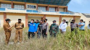 Foto : Ketua DPD KNPI Kabupaten Bengkalis Iwan Saputra didampingi Camat Siak Kecil H. Daswan, Kapolsek Siak Kecil Ipda Alfan Nisfu Romadhoni, Upika Siak Kecil dan tokoh pemuda saat memantau kondisi stadion utama siak kecil beberapa waktu lalu