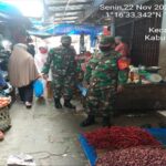 Ket : Sertu Ali Naspi bersama Tim lakukan kegiatan penerapan 3 M bagi masyarakat yang ketahuan tidak menggunakan masker akan di berikan sanksi tegas (foto/Istimewa).