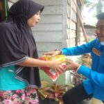 Ket : Ketua KNPI Kabupaten Bengkalis terpilih lansung berikan paket sembako kerumah-rumah warga. (Foto/Istimewa)